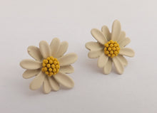 Load image into Gallery viewer, Frosted Flower Stud Earrings