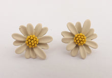 Load image into Gallery viewer, Frosted Flower Stud Earrings