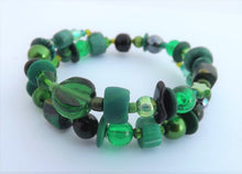 Load image into Gallery viewer, Dark Green & Black Beads Memory Wire Bracelet