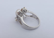 Load image into Gallery viewer, Freshwater Pearl and Coloured Bling Silver Tone Costume Ring (Size 7)