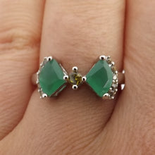 Load image into Gallery viewer, Green & Silver Tone Costume Ring (size 8)