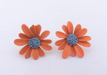 Load image into Gallery viewer, Frosted Flower Stud Earrings