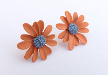 Load image into Gallery viewer, Frosted Flower Stud Earrings