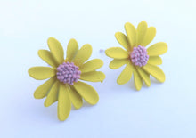 Load image into Gallery viewer, Frosted Flower Stud Earrings