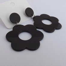 Load image into Gallery viewer, Black Chunky Acrylic Flower Earrings
