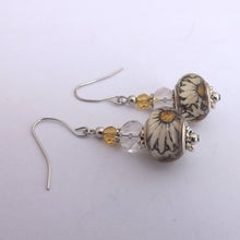 Load image into Gallery viewer, Daisy Flower Acrylic Handmade Bead Earrings
