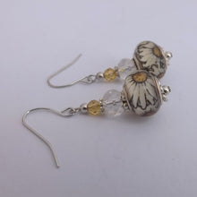 Load image into Gallery viewer, Daisy Flower Acrylic Handmade Bead Earrings
