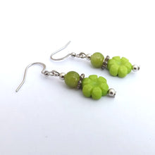 Load image into Gallery viewer, Green Floral Handmade Bead Earrings
