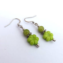 Load image into Gallery viewer, Green Floral Handmade Bead Earrings
