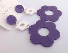 Load image into Gallery viewer, Purple &amp; White Chunky Daisy Flower Acrylic Drop Earrings
