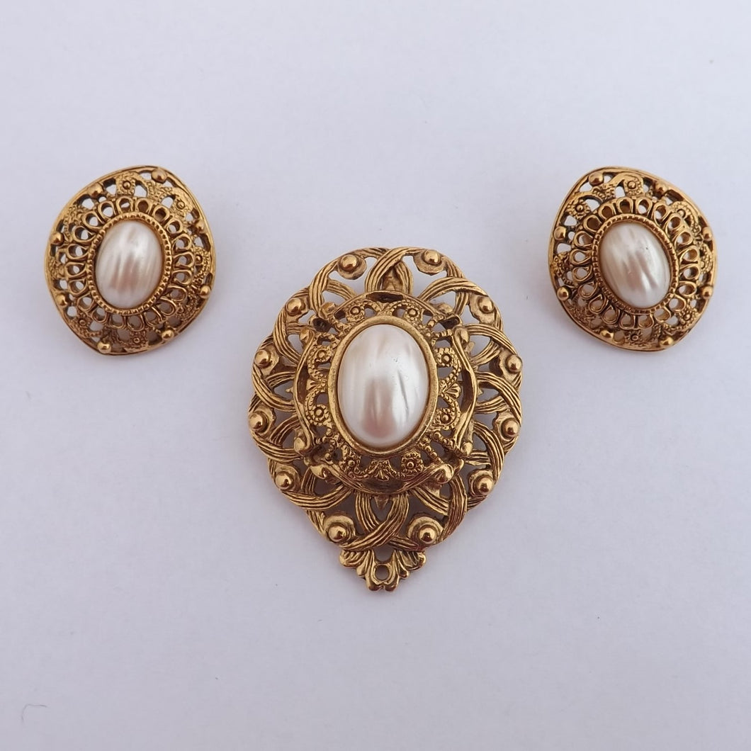 Vintage Faux Pearl & Gold Tone Pendant/Brooch & Earrings