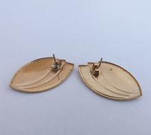 Load image into Gallery viewer, Vintage Pink, Cream &amp; Gold Tone Stud Earrings
