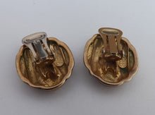 Load image into Gallery viewer, Black &amp; Gold Tone Vintage Clip On Earrings
