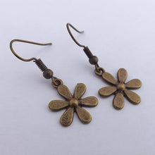 Load image into Gallery viewer, Flower Earrings
