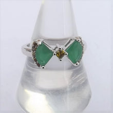 Load image into Gallery viewer, Green &amp; Silver Tone Costume Ring (size 8)
