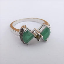 Load image into Gallery viewer, Green &amp; Silver Tone Costume Ring (size 8)
