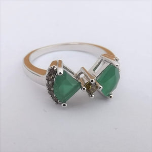 Green & Silver Tone Costume Ring (size 8)