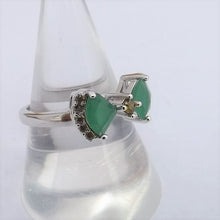 Load image into Gallery viewer, Green &amp; Silver Tone Costume Ring (size 8)

