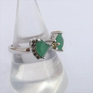 Green & Silver Tone Costume Ring (size 8)