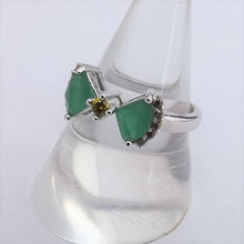 Load image into Gallery viewer, Green &amp; Silver Tone Costume Ring (size 8)
