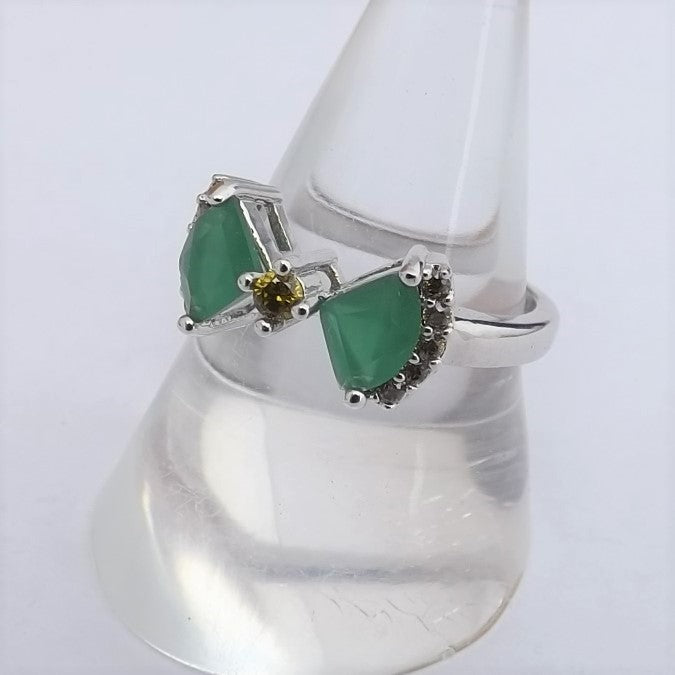 Green & Silver Tone Costume Ring (size 8)