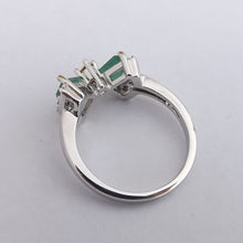 Load image into Gallery viewer, Green &amp; Silver Tone Costume Ring (size 8)
