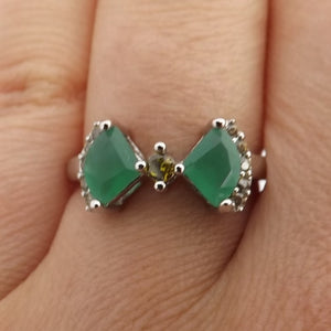 Green & Silver Tone Costume Ring (size 8)