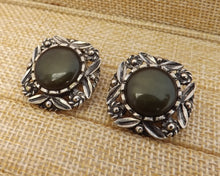 Load image into Gallery viewer, Green &amp; Silver Tone Vintage Clip On Earrings
