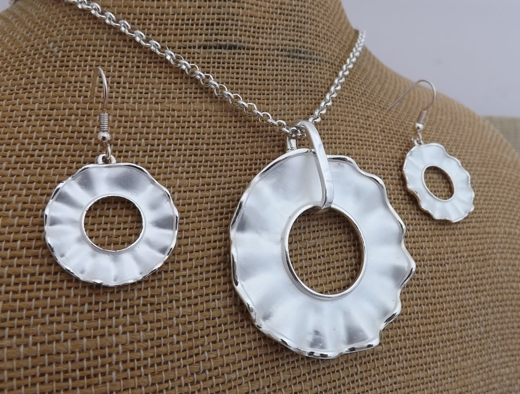 Hollowed Round Frosted Silver Tone Pendant Necklace & Earrings Set