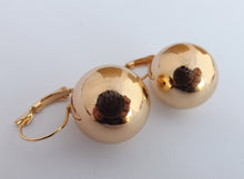 Load image into Gallery viewer, Large Lacy Pattern Gold Tone Ball Earrings on Lever Back Hooks
