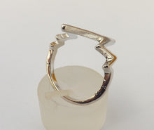 Load image into Gallery viewer, Silver Tone Zigzag Ring (size 7)
