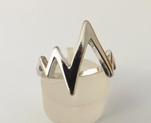 Load image into Gallery viewer, Silver Tone Zigzag Ring (size 7)
