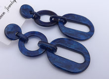 Load image into Gallery viewer, Sparkly Dark Blue Acrylic Chunky Linked Loop Earrings
