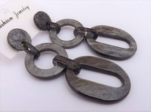 Load image into Gallery viewer, Sparkly Warm Grey Acrylic Chunky Linked Loop Earrings
