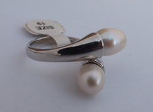 Load image into Gallery viewer, White Freshwater Pearl &amp; Silver Tone Ring (size 8)

